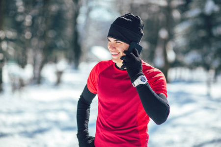 阿狸手机年轻人在阿甘的慢跑休息使用智能手机照片