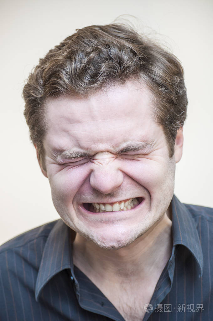 在白色背景的年轻郁闷愤怒尖叫卷曲的人纵向