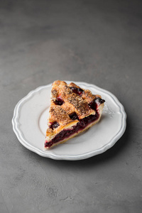 一块樱桃派, 在一个白色的老式盘子上的木质背景.复制空间.