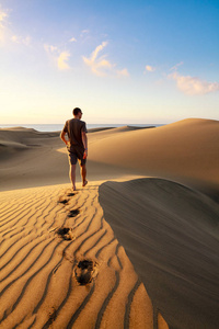 在马斯帕洛马斯沙丘中行走的人.大加那利岛照片
