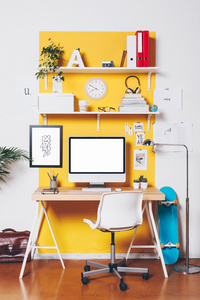 现代创意工作区在黄色的墙上