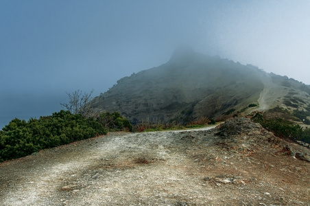 秋季景观与雾，山和海，自然背景