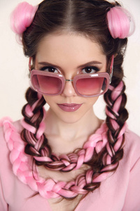 黑发少女与两个法国辫子从粉红色的 kanekalon, f