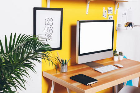 现代创意工作区在黄色的墙上图片