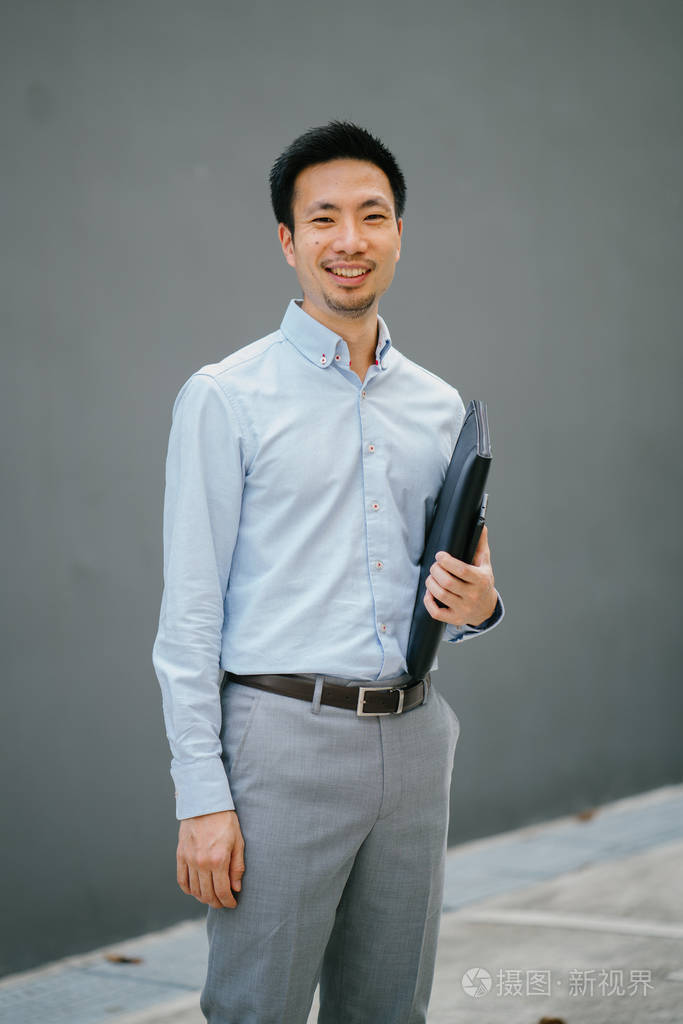 他在白天充满自信地微笑, 穿着衬衣.