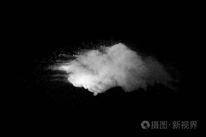 黑色背景下的白色尘埃爆炸