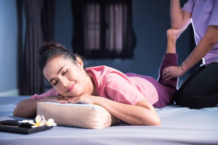 泰国腿和足部按摩亚洲妇女照片