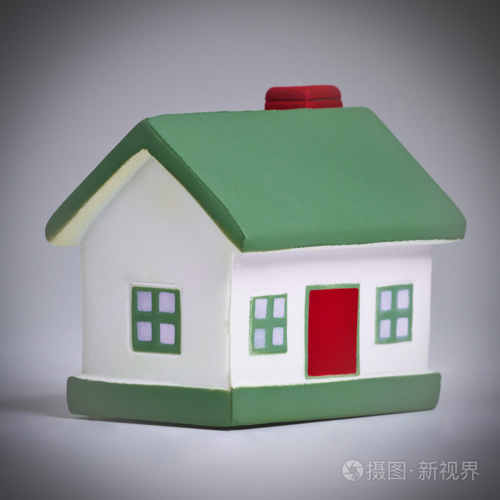 一座绿色屋顶的小房子