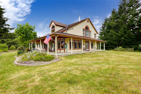 美国农场房屋外墙的大片土地照片