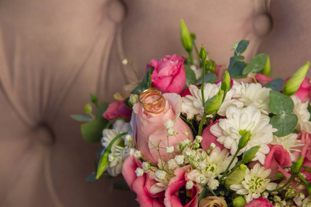 可爱的自然花朵花束结婚戒指图片