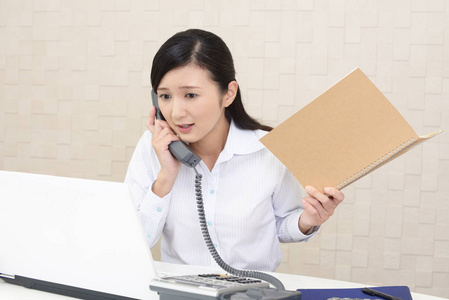 忙碌的商务女性带着电话 照片