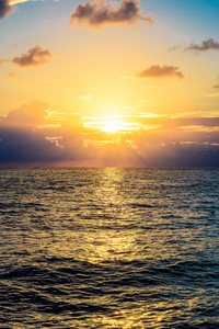 美丽的日落在海上与波浪