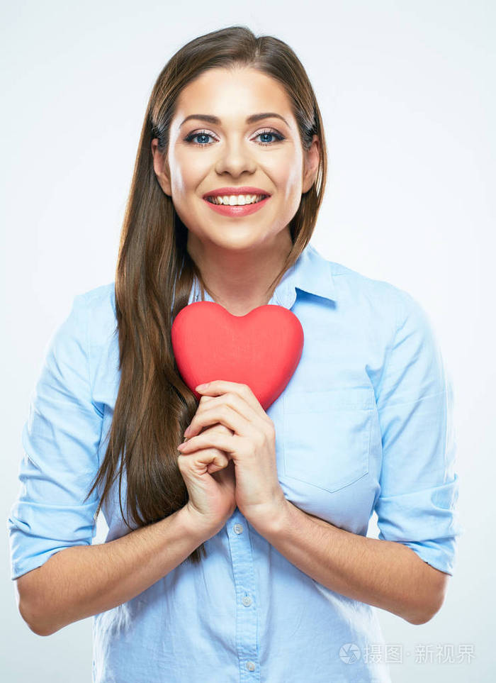 微笑的女人心举行白色背景