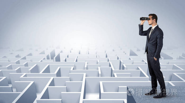 用双筒望远镜站在迷宫顶部的人