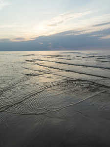 大海与海浪在日落之前