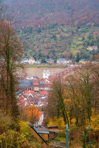 海得尔堡老镇的冬天看法在德国。老德国镇的古典传统自然看法