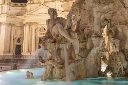 照亮了四条河流在罗马纳沃纳广场的著名喷泉晚上。意大利。水平