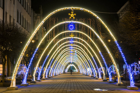 IvanoFrankivsk 市冬季假日的新年夜景或圣诞装饰拱门