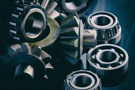 在黑暗中, 齿轮,轴承和差速器在桌子上.可用作背景照片