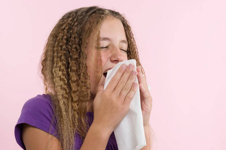 青春期少女旅行中的过敏性鼻炎图片
