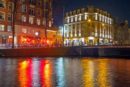 城市风景从在晚上在荷兰的阿姆斯特丹