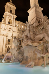 纳沃纳广场四条河流的照明喷泉在夜间。意大利