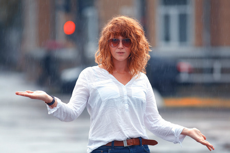在雨中的女人