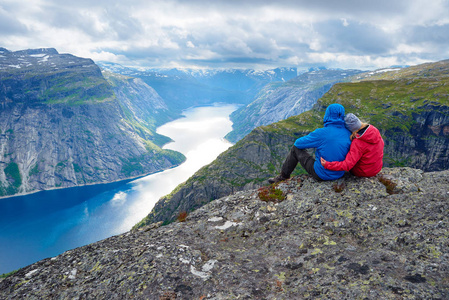 在挪威附近 Trolltunga 的蓝色湖泊