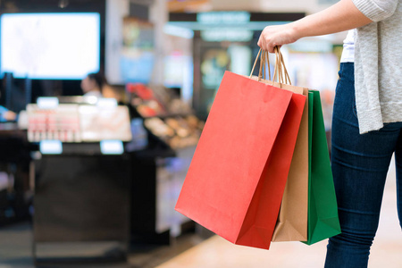 在白色背景, 消费主义, 销售和人的概念查出的购物妇女藏品袋