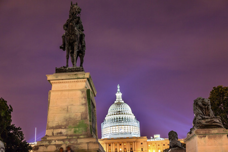 我们授予雕像纪念我们国会大厦建设夜晚的星空