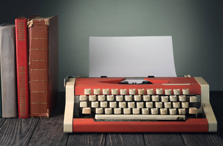 木桌上的打字机和旧书
