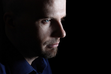 男性化妆品-高级成熟男人洗脸一半的男性的脸和眼图男人洗脸.