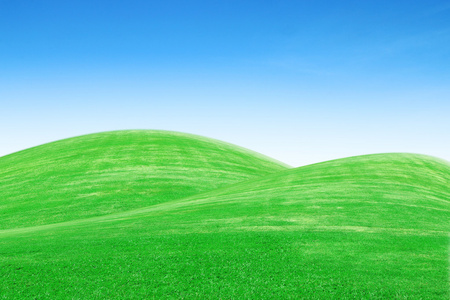 绿草山与天空