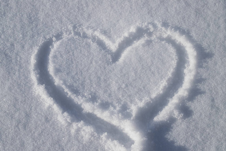 雪地上画爱心图片
