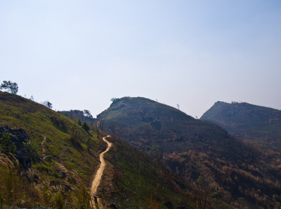 从泰国清莱帕当山的行走路径视图。