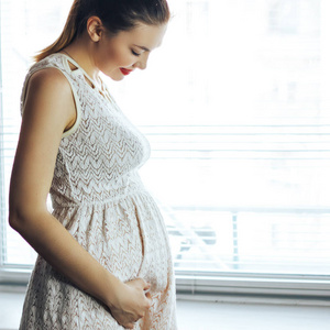 怀孕, 休息, 人和期望概念接近幸福微笑的孕妇抚摸她的腹部在家里