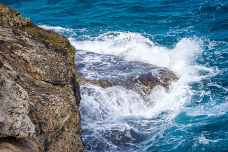 波浪在岩石海海岸