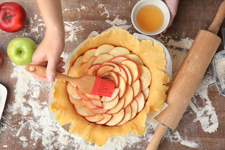 在厨房里准备苹果馅饼的妇女, 顶面视图