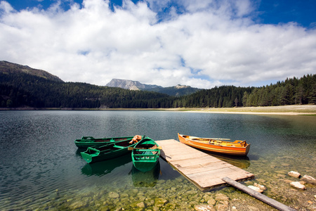 美丽的山湖上独木舟