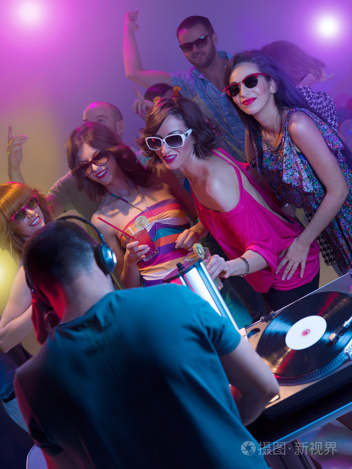 年轻人在跳舞派对 dj