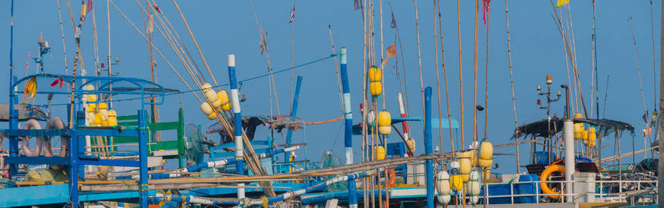 帆柱钓鱼竿和浮游物在小船渔民