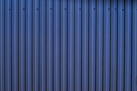 蓝色波纹的金属栅栏作为背景