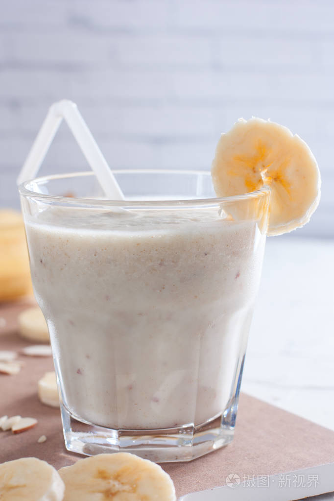 香蕉冰鲜果汁与香蕉牛奶杏仁蜂蜜选择性焦点
