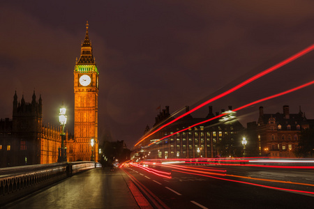 伦敦大笨钟与夜间行车的光迹
