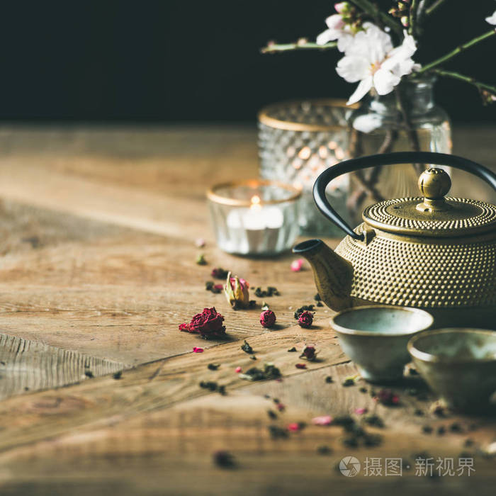 传统的亚洲茶道安排 金铁茶壶 杯子 蜡烛和杏仁花在老式木桌背景照片 正版商用图片07qrg7 摄图新视界 传统的亚洲茶道安排 金铁茶壶 杯子 蜡烛和杏仁花在老式木桌背景照片 正版商用图片07qrg7 摄图新视界
