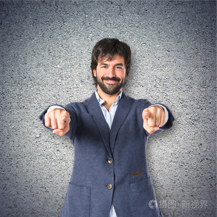 商人指向前面在带纹理的背景