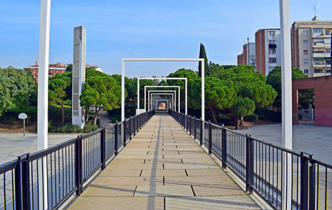 巴塞罗那的 El 血栓公园的桥梁走道