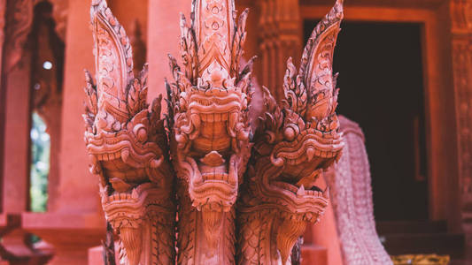 泰国传统的龙雕像。泰国文化中的龙