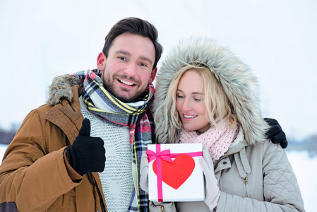 一对情侣彼此相爱, 在情人节赠送礼物.