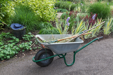 小推车与其他园林工具,花园里的小推车照片